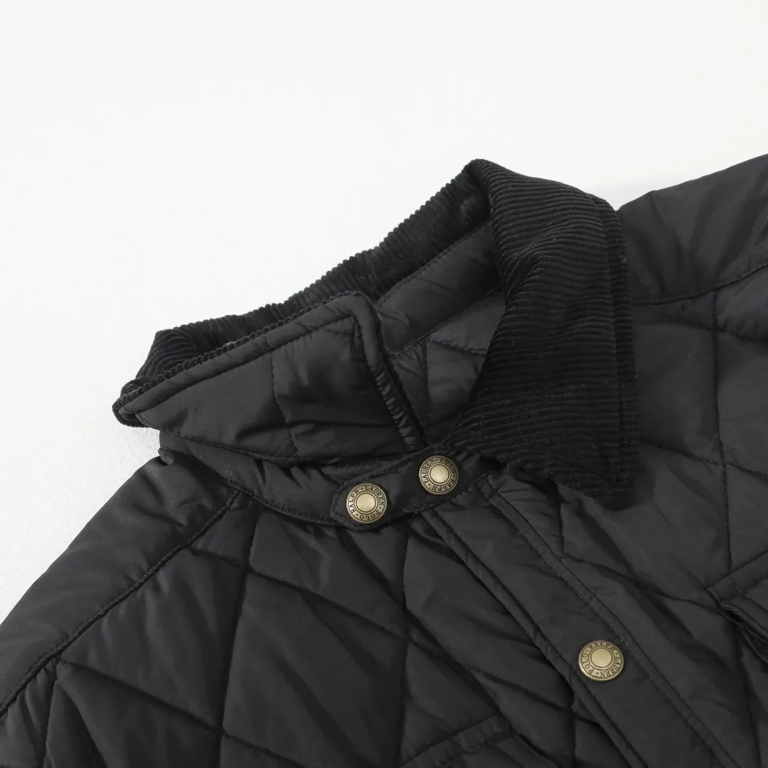 P370 #59 Ralph Lauren classic rhombus quilted cotton jacket for men and women. Inspired by retro workwear, it blends with contemporary British style. The imported machine-pressed rhombus quilting is accurately aligned, and the three-dimensional H-shaped tailoring is neat and slim. It is not bulky when layered in autumn and winter, and still maintains a light style.  Texture is reflected in the details: customized metal buckles, corduroy lapels, breathable eyelets under the arms, and slits on the hem, all replicating the brand's high-end genes. All excipients are standardized!  Five colors to choose from: black/khaki/brown/green/navy blue, easy to switch between commuting, leisure, and travel occasions. Function and appearance coexist: 37.5°C temperature control black technology, breathable and moisture-proof, anti-slip cotton patented fabric, temperature-locking, soft and waxy, durable and stylish. A retro warm-keeping item that can handle low temperatures calmly. The details are all made of craftsmanship, and the style has no limits. It has a classy look that will turn heads.  Color: Khaki Black Navy Green Brown Size: S M L